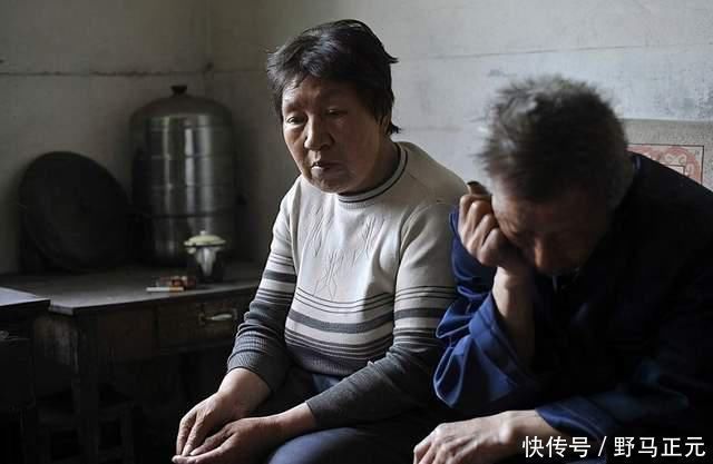 父母|985大学生,活成一个“笑话”,父母:砸锅卖铁供他读书错了吗