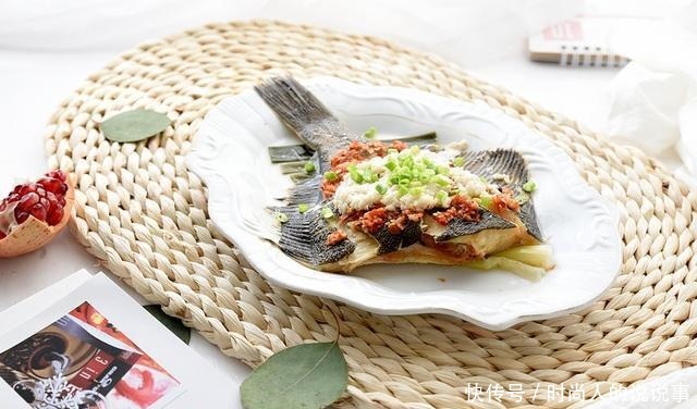 我家蒸鱼从不用料酒,两种食材放鱼上,蒸一蒸,味道又鲜又香