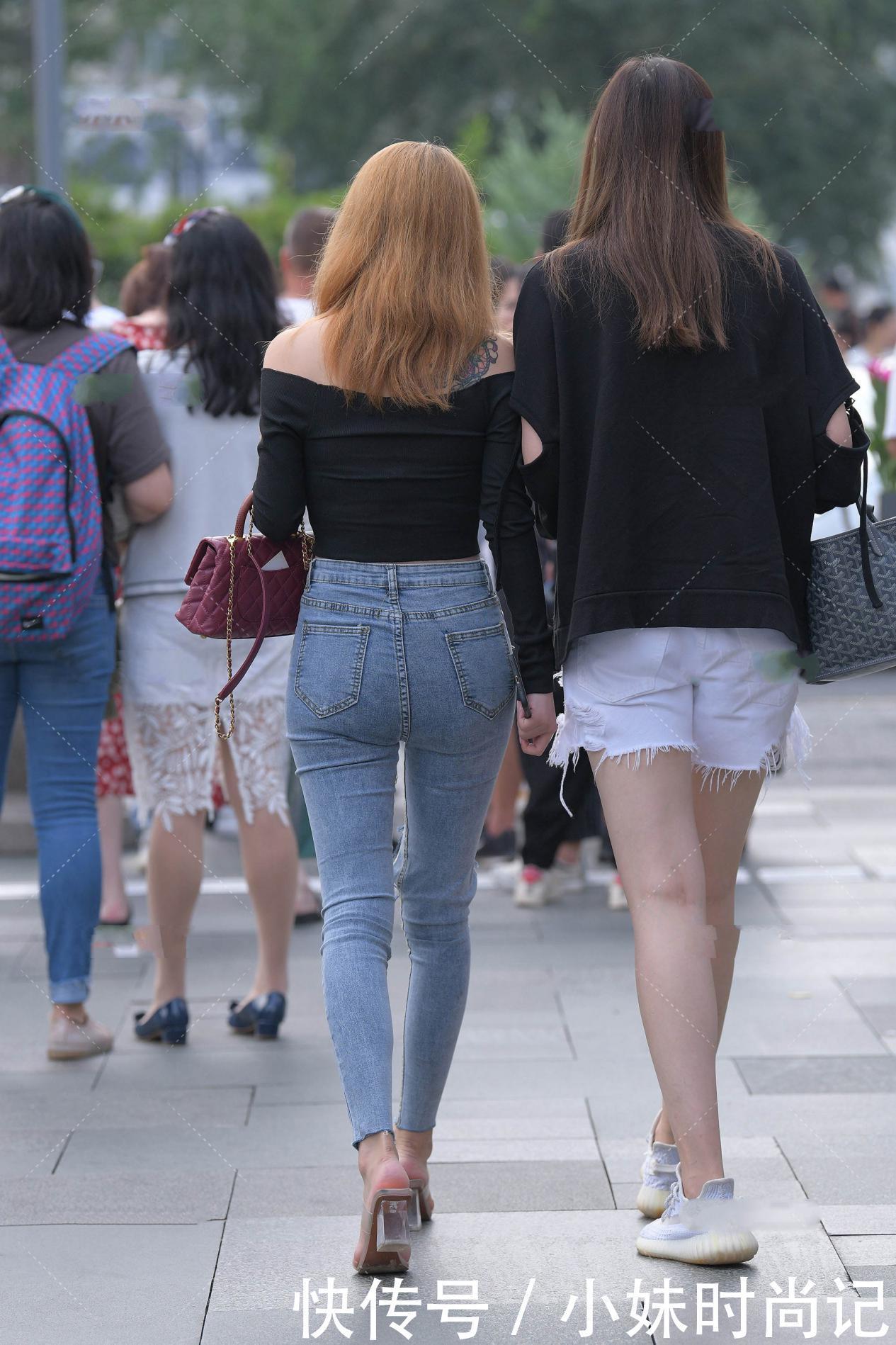 很漂亮|街拍:V领上衣也可以穿出一字肩的效果, 搭配牛仔裤很漂亮