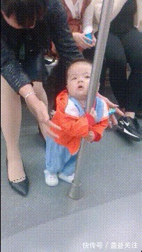 |搞笑GIF：接女朋友下班，走两个小时候了，还没有到家