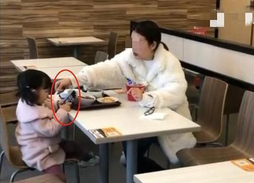 可怜天下父母心|路人偷拍的一张母女图用餐火了,网友:孩子的心理压力得多大啊