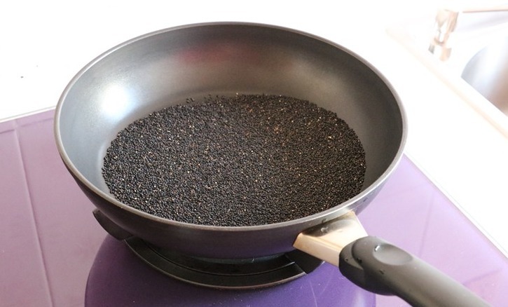 奶奶常吃黑芝麻,教你1个家常做法,比芝麻丸简单,头发黑精神好