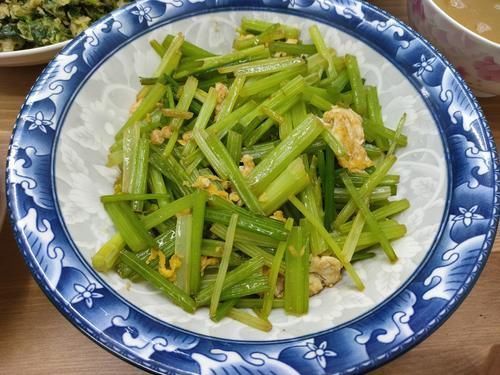 三色|母子2人的晚餐，走红朋友圈，网友：实实在在，清淡又营养