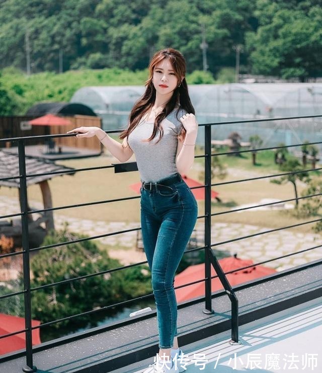 优美|美女穿搭:妩媚牛仔裤秀出优美曲线魅力迷人,小女人味十足