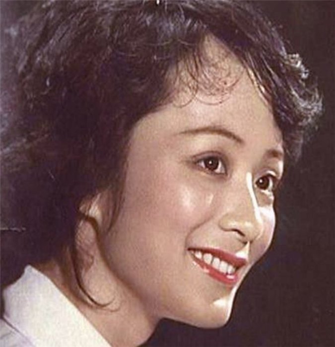 歌星谢莉斯50岁患脑梗丈夫不离不弃67岁女儿病逝不再登台