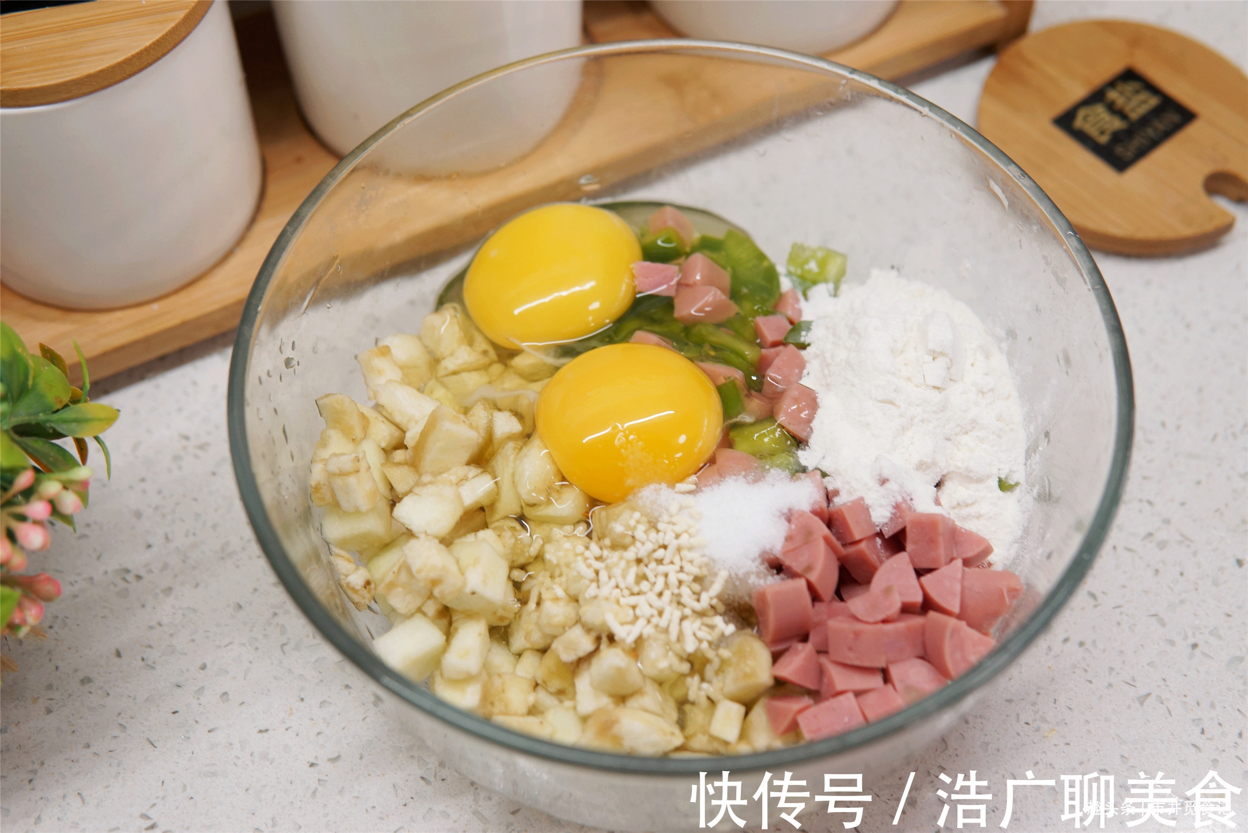夏天|夏天,我家爱吃的“茄子饼”,简单省事,早餐能吃五六块,真香呀