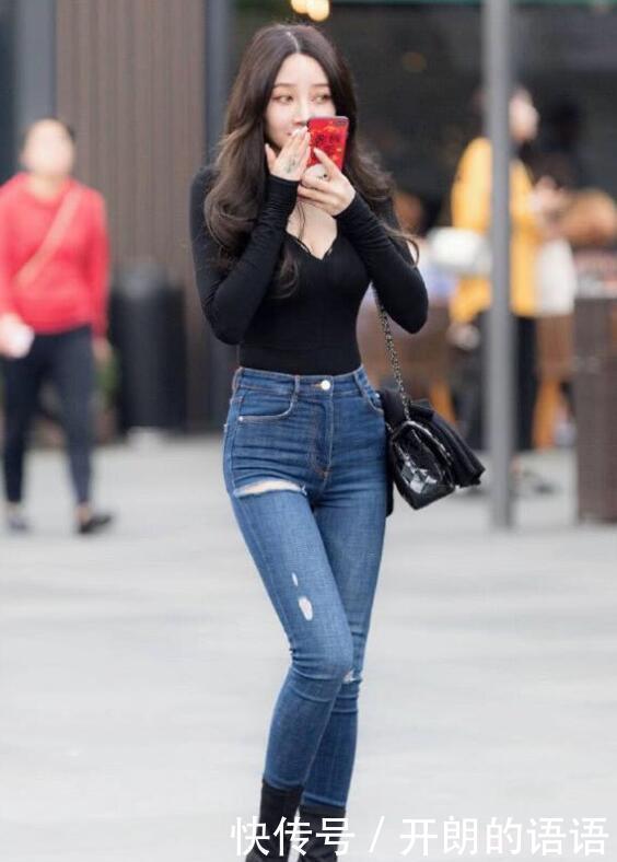 牛仔裤弹性的收腰设计,更加舒适大气,紧身的版型显得时尚优雅