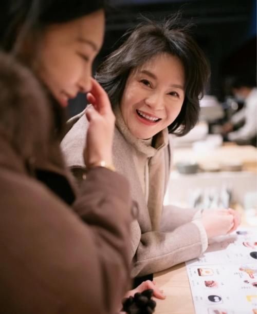 这位50＋女性的穿搭时髦火了！穿衣简单大方且日常，优雅有气质