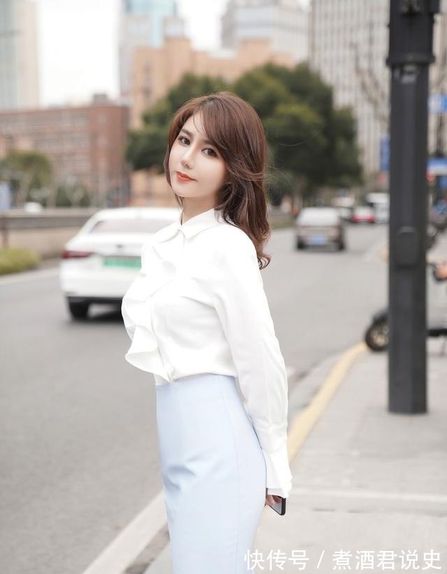 衬衫 荷叶花边对襟白衬衫,搭配浅灰色包臀裙,散发出惊艳的女人气息