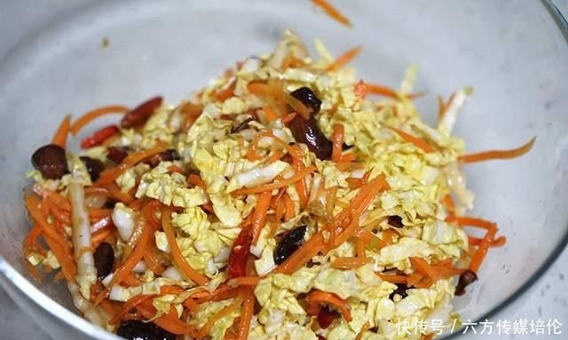 一道简单的小拌菜：凉拌白菜丝，做法简单，但味道爽口