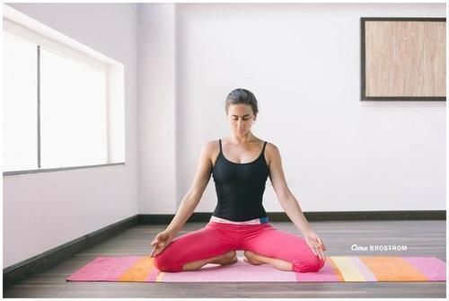 瑜伽之光|瑜伽高级坐姿体式:双脚并拢根式,你解锁了吗?