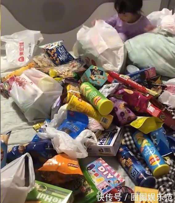 零食堆|爸爸醉酒后给女儿买零食,铺满一张床,女儿面对零食堆不知所措