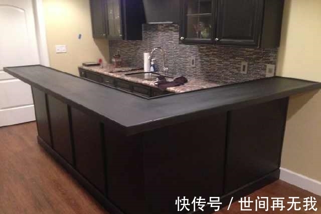 直击男子五年攒下2530个瓶盖，制作了一个别致的吧台