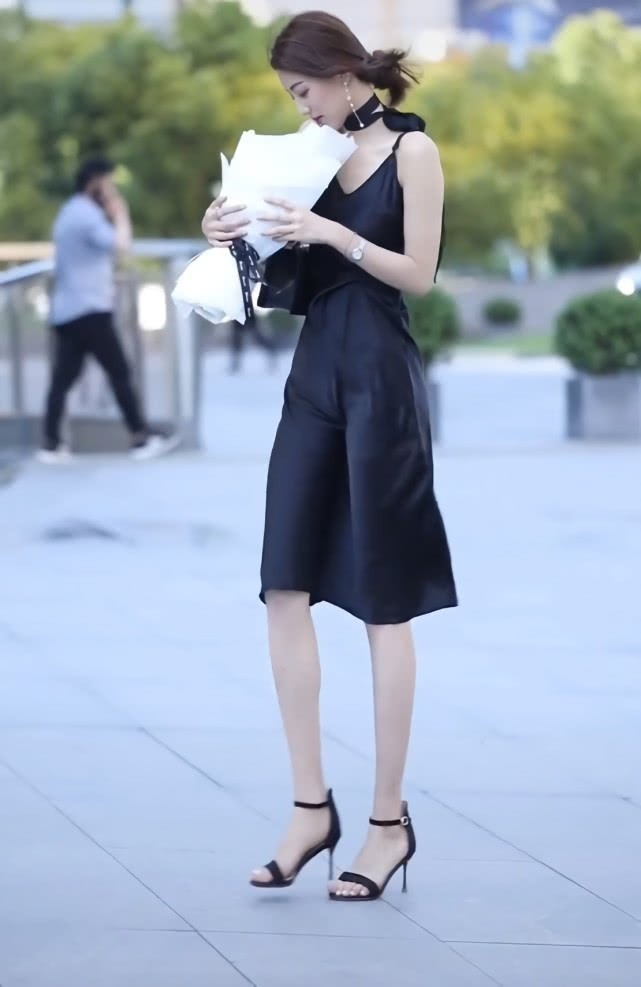 穿搭 我终于信了,只有鞋跟细如针的“恨天高”才配得上黑裙,真美