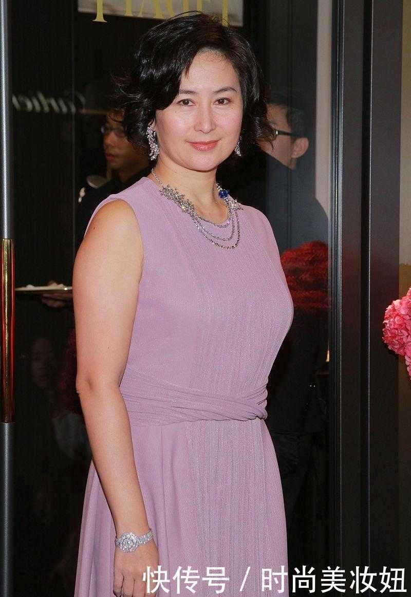 穿搭|何超琼到底是大户人家,穿淡紫色连衣裙高贵优雅,这气质绝了