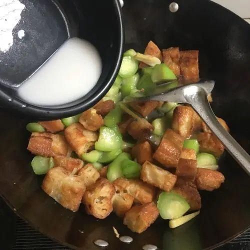 丝瓜炒油条|这菜越吃越养人,天然的“褪黑素”,比肉便宜,补水润肤,皮肤变白了