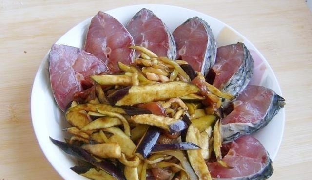 草鱼最过瘾的吃法,比酸菜鱼水煮鱼还好吃,做4斤大鱼,上桌就光