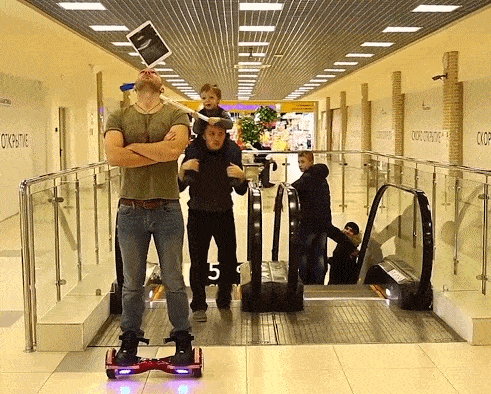 |搞笑GIF趣图看你这身衣服也就知道你不是干粗活的人啊?