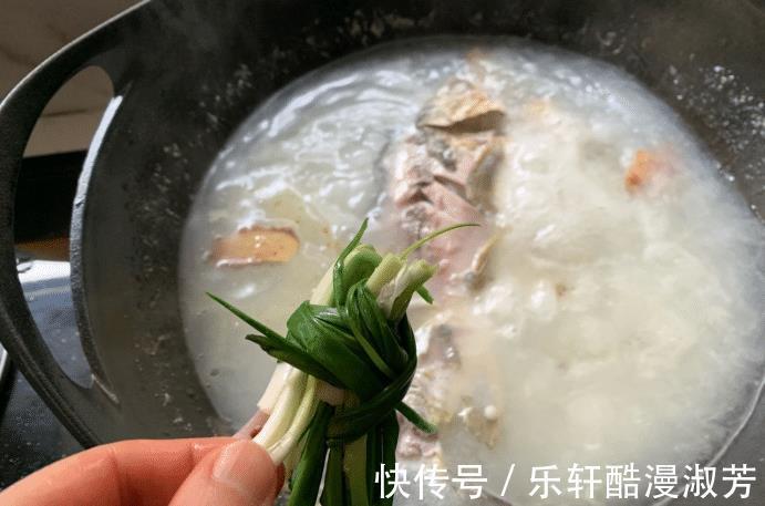 鲫鱼汤|家常鲫鱼豆腐汤的做法，简单快手，营养丰富，家人都爱吃