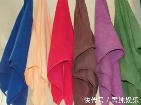 挂在卫生间的毛巾,半月不洗就发黄变硬教你1招,洗完柔软干净