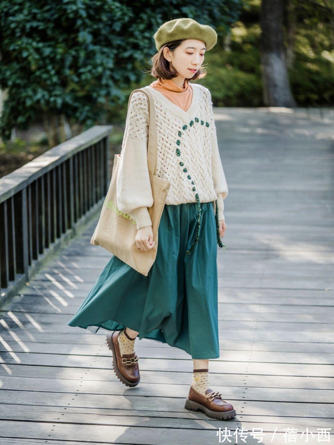 牛角扣|紧身裤过时了,这个冬季流行“毛衣+半身裙”,轻松穿出不俗气质