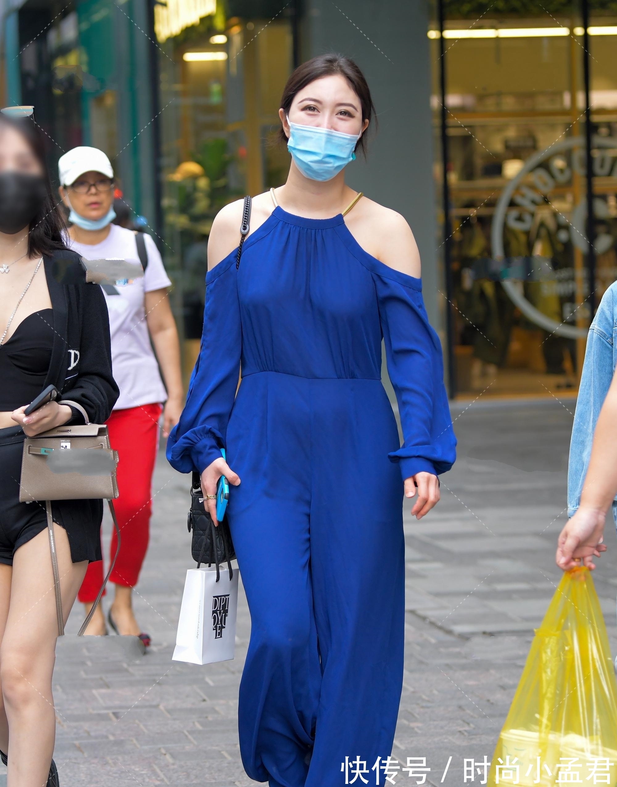蓝色|性感大气的亮蓝色连体衣,既麻烦又好看的一套穿搭