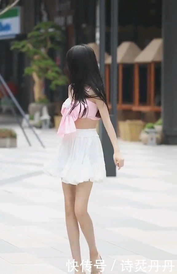 甜美|街拍:粉红蝴蝶结甜心公主,少女气质尽显,可爱穿搭超甜美