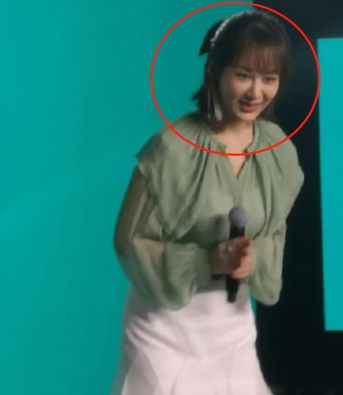 活动|杨紫新造型师不经夸，杨紫参加活动打回原形，生图状态我没看错？