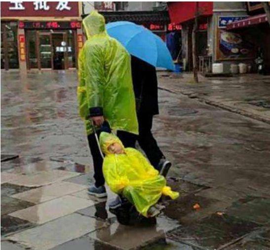 爸爸|爸爸带娃,活着就行,下雨天接娃放学回家,这个爸爸火了!亲生的
