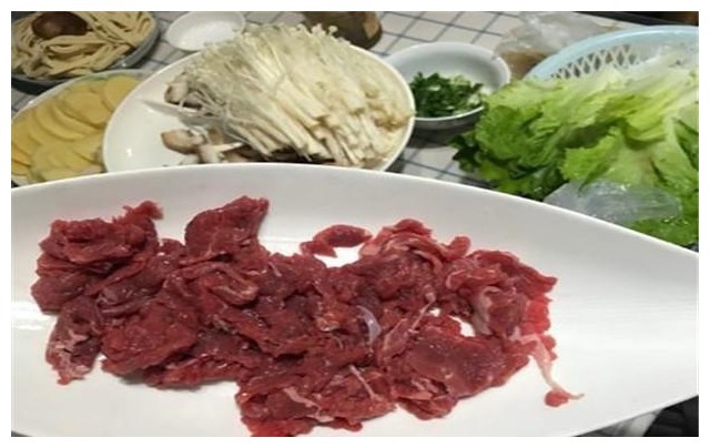 老公请同事在家吃火锅，我精心准备一桌配菜，离开时都夸我厨艺好