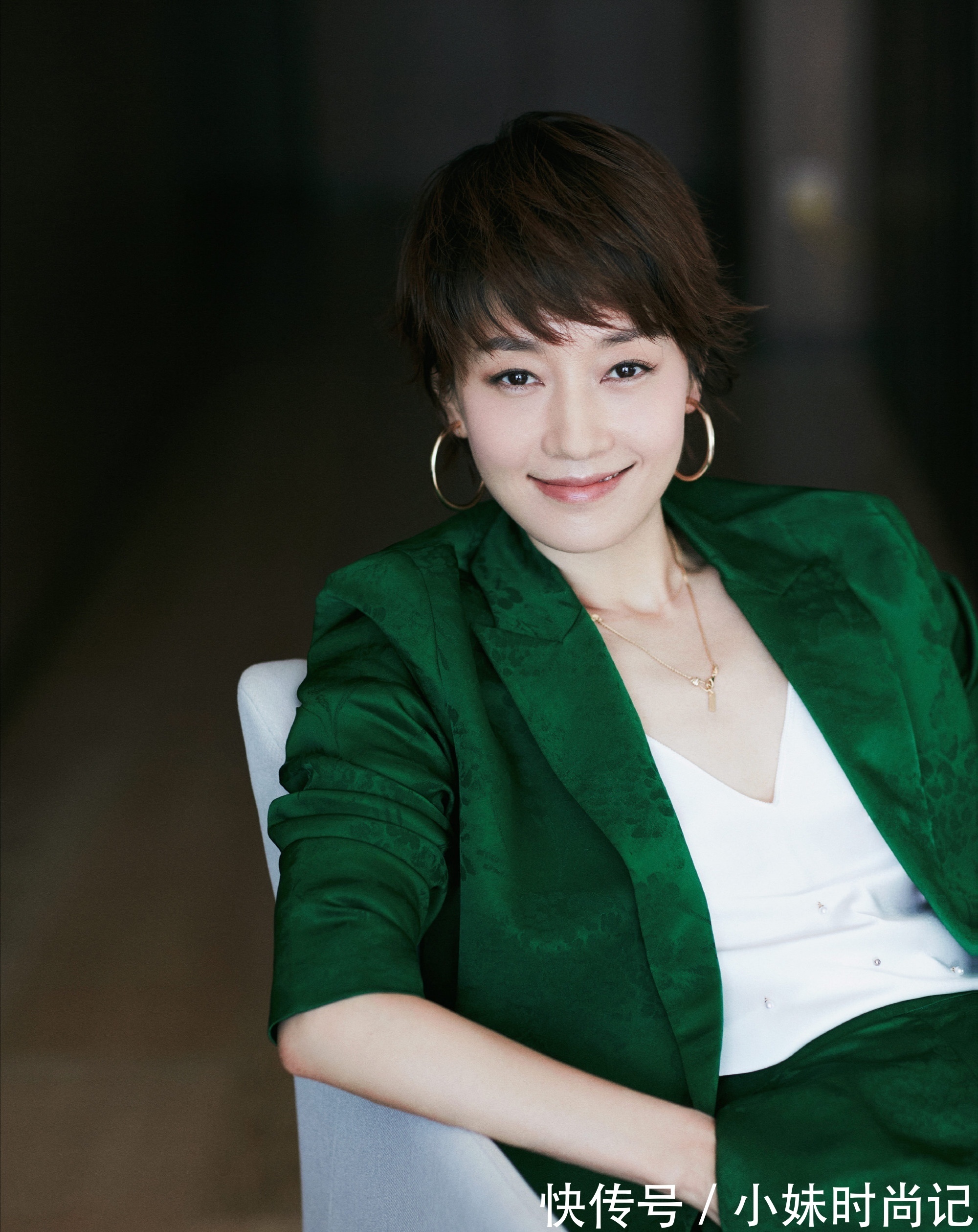真丝衣|马伊琍墨绿西装搭真丝衣时髦优雅,看不出年龄感
