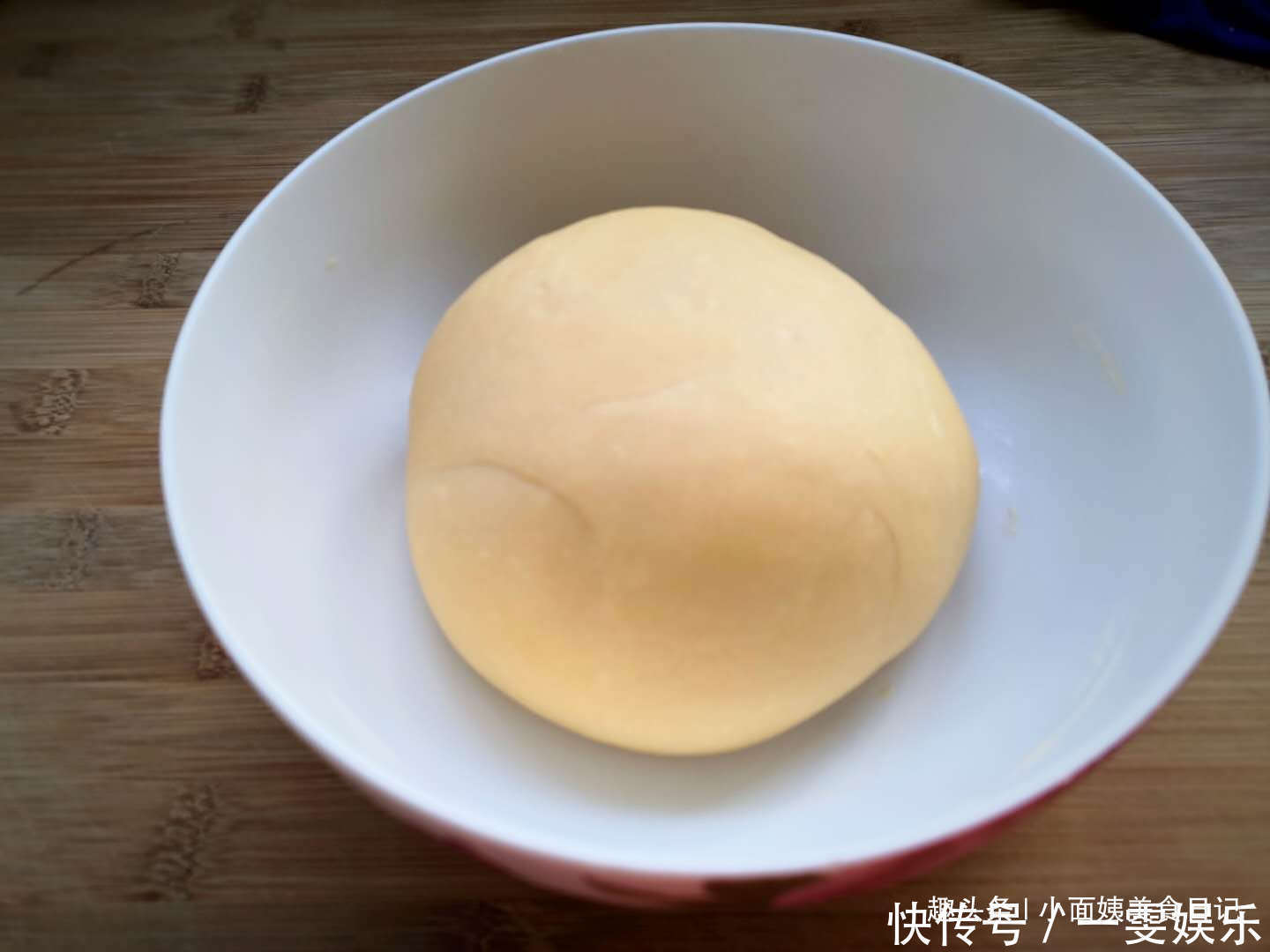 最近面包这个做法火了，家里烤箱都用不上，金黄香甜，松软又拉丝