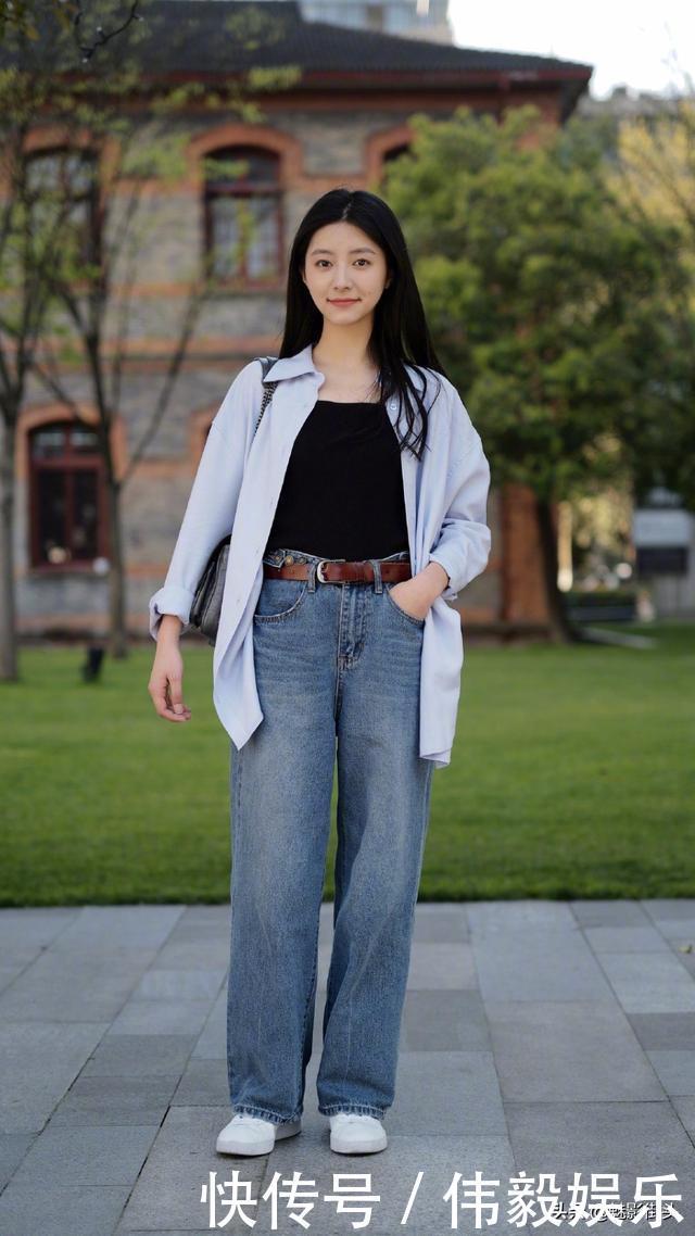 牛仔裤休闲又不失淑女范,搭配小白鞋更是充满了清纯活力气息