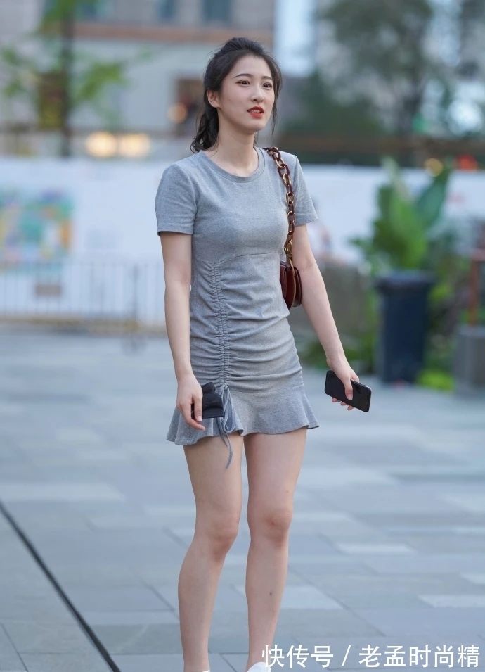 灰色裙子|街拍:穿灰色裙子的时尚女生