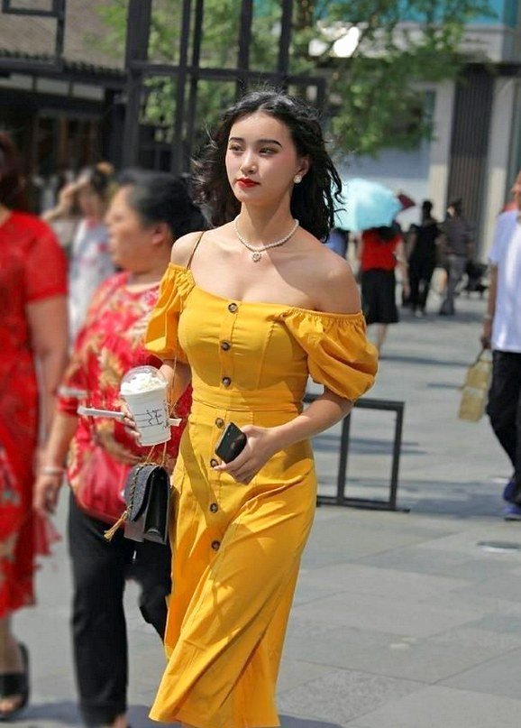 连衣裙 黄色修身连衣裙搭配高跟鞋,炫酷十足