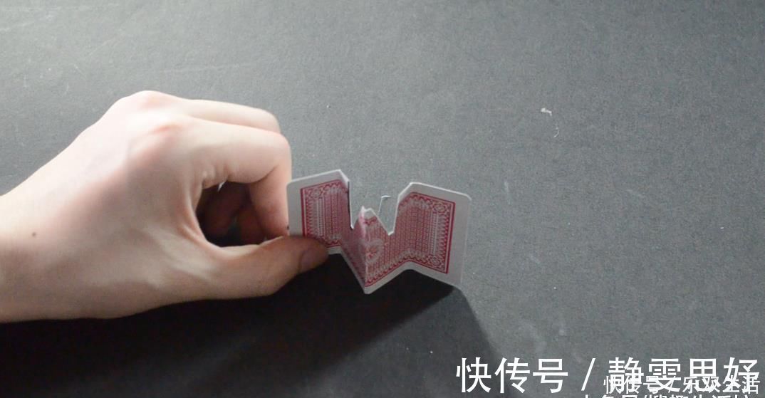 用处|用旧的扑克牌别再扔了, 剪几刀, 粘在厨房里超实用, 人人见了都夸好