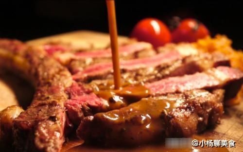 土鳖|去吃牛排，盘子里的牛排有啥用？很多人都是直接吃，服务员：土鳖