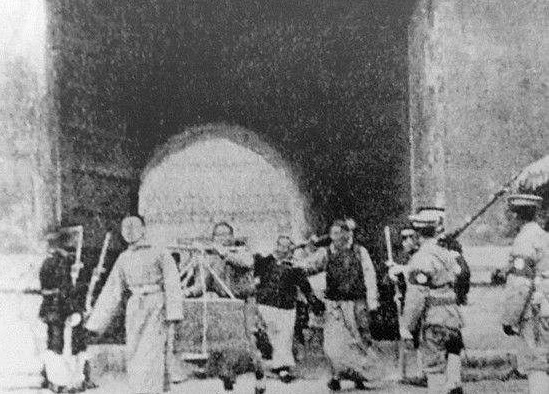 晚年|溥仪晚年在故宫遇到一老头,脸色瞬间变了,老头:别怕,不杀你