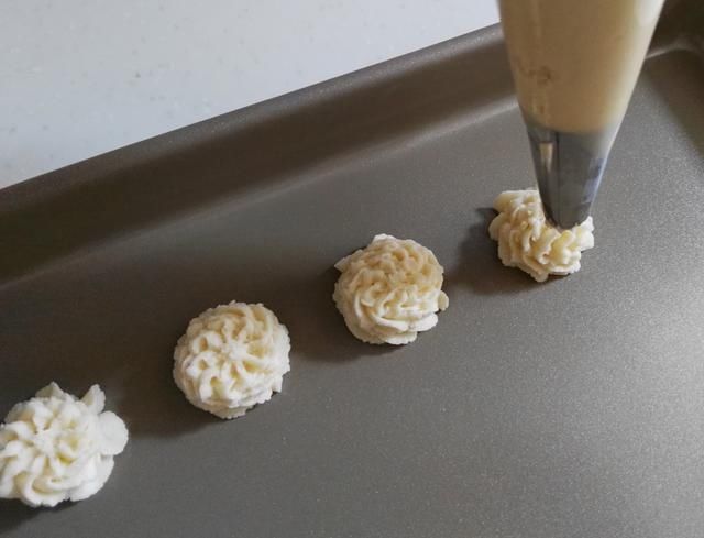  15元一盒的曲奇饼干，在家10元做一大盘，过年的小零食，超棒