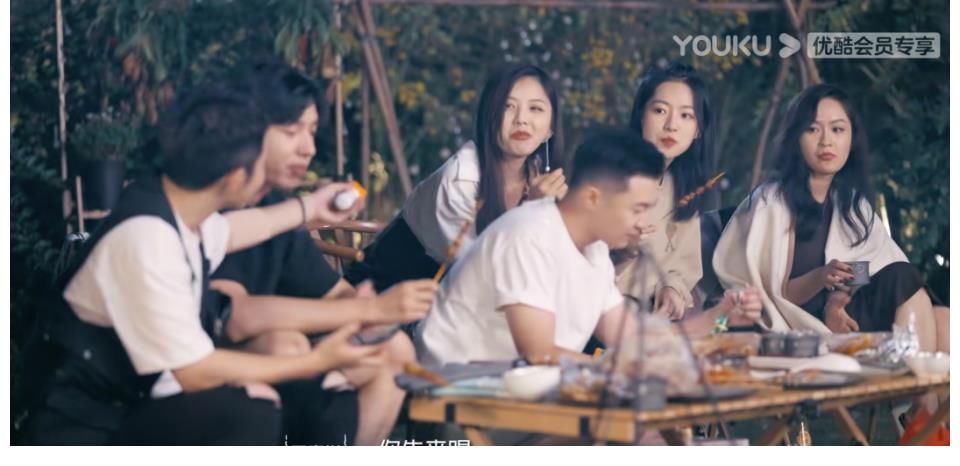 《我们恋爱吧》现绿茶？女四同时撩两位男生，朱正廷拆穿得很直白