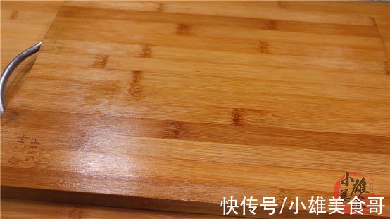 洗菜板时撒一点,不管多脏多黑,菜板马上焕然一新,省心又省力