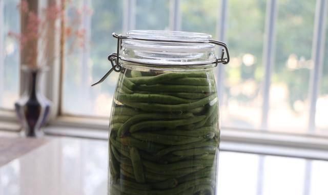 酸豆角|酸豆角别再买了，自己在家做又酸又香，干净又卫生，7天就能吃！