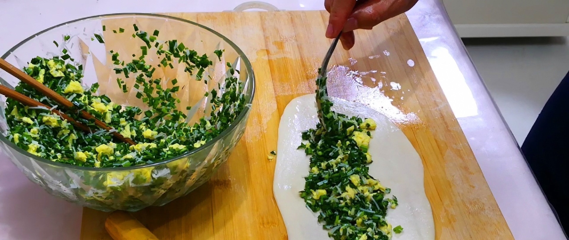 韭菜盒子用冷水还是热水和面？学会这方法，皮薄如纸，凉了也很软