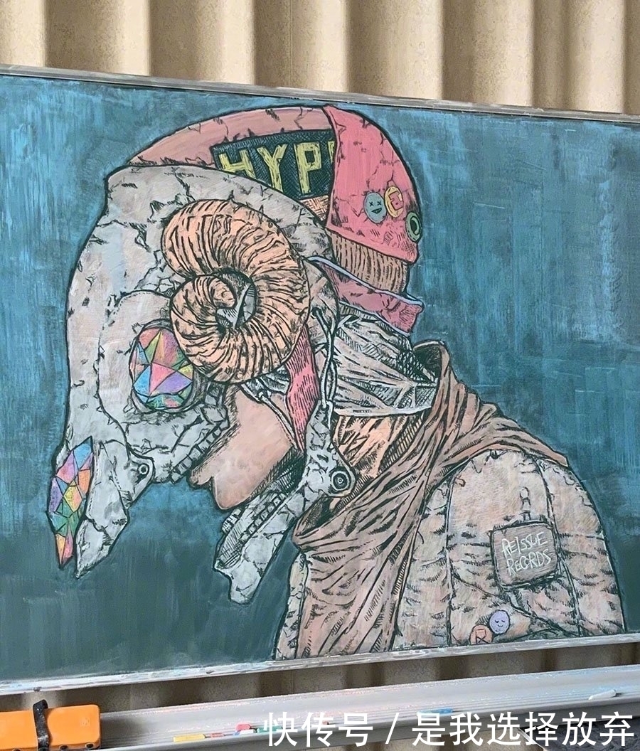 美术老师|老师手绘黑板报,各种动漫角色手到擒来,网友:我怎么就没遇到?