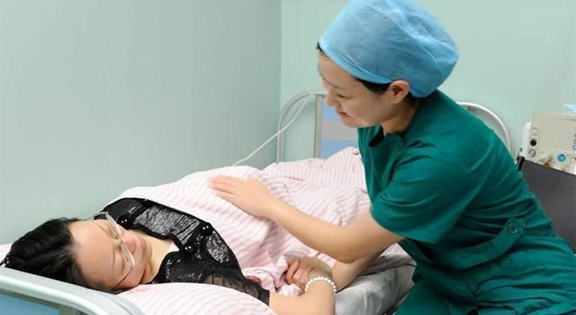 产妇|老婆生完孩子自己溜达出产房,老公懵了:别这样,你稍微意思意思