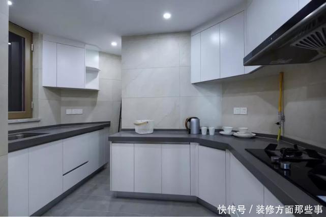 两个字|86平以驼掌舵,客厅枝形状的吊灯、实木地板、各种色彩的碰撞