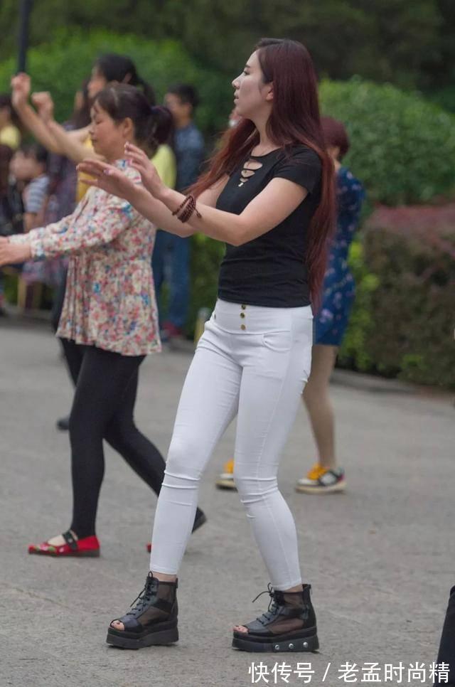 美女 街拍: 风韵诱人, 穿修身白裤跳广场舞的长发美女!