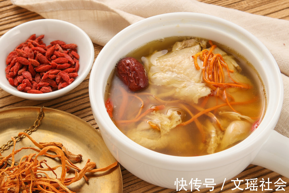 鸡肉|炖鸡汤,别直接加水炖,记住3个技巧,鸡汤鲜美不腥,营养又好喝