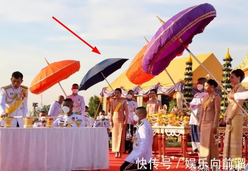 苏提达$36岁诗妮娜虚荣心强,用大黑伞代替华盖,集体亮相时终于露馅了