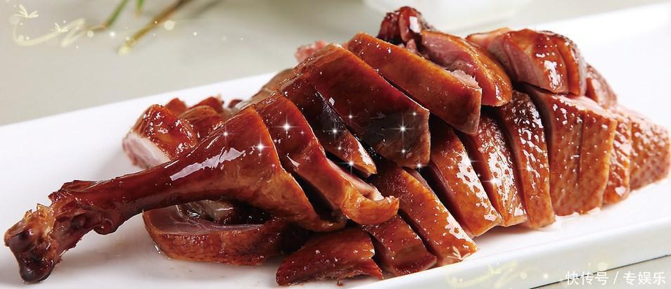 巴蜀传统地方名菜,芳香扑鼻的樟茶鸡,色泽油亮光洁,口感嫩